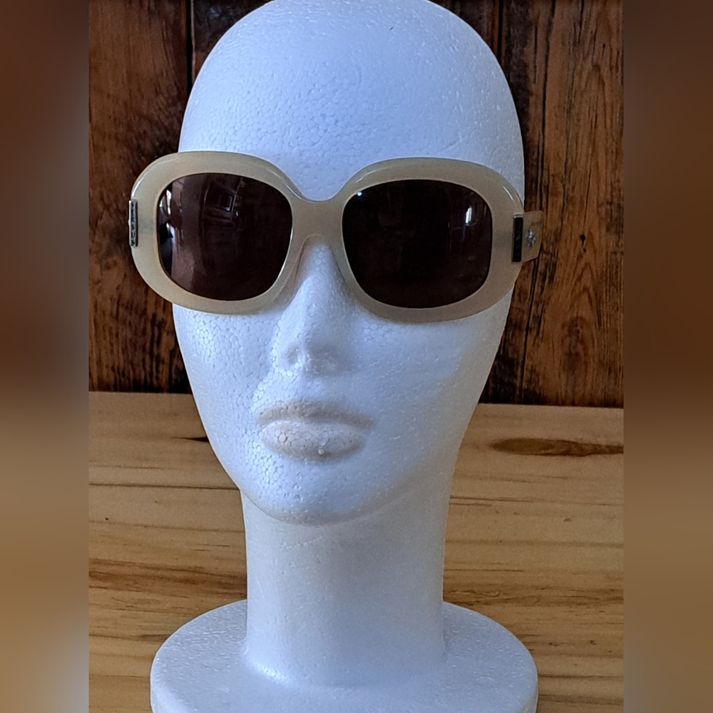 Chic Beige Sunglasses with Dark Tint